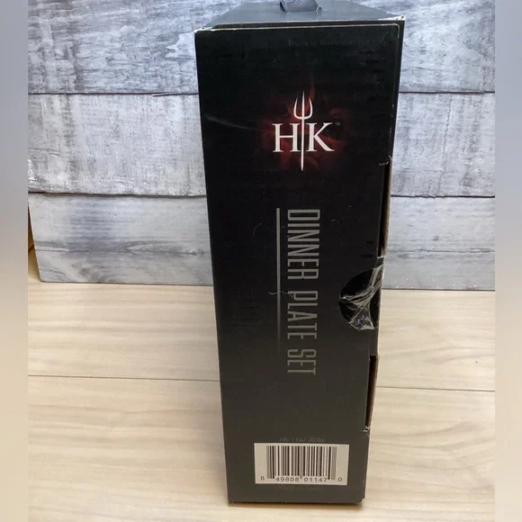 Hell’s Kitchen 4pc Dinner Plate Set 10.5” Red/ Black NIB - Picture 4 of 4